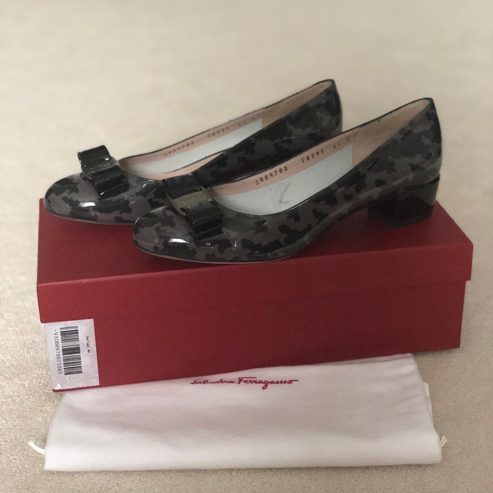 Brand New Salvatore Ferragamo Vara Bow Pumps 6.5